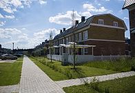 Юлагоустроенная территория у готовых таунхаусов